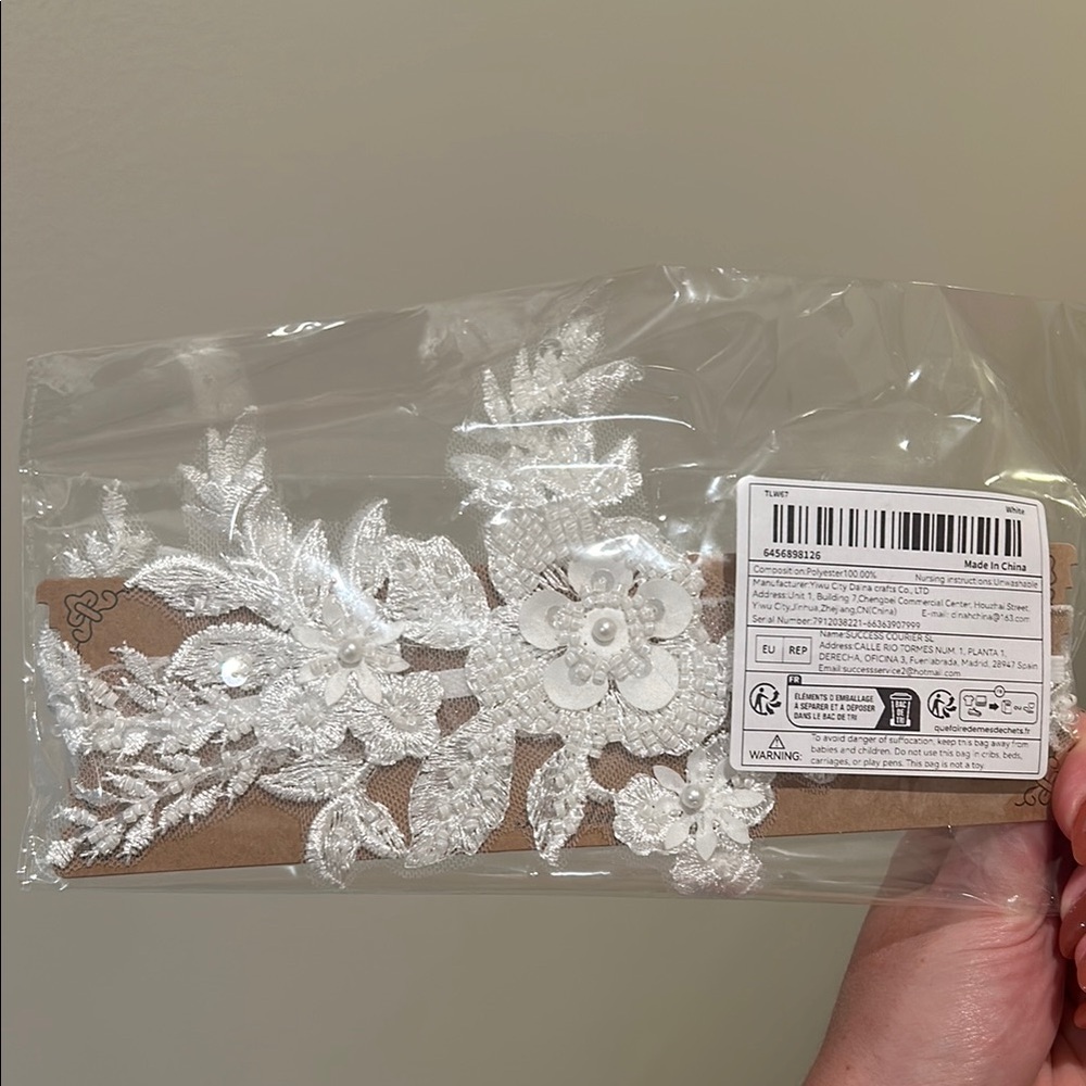 Elegant White Floral Lace Applique